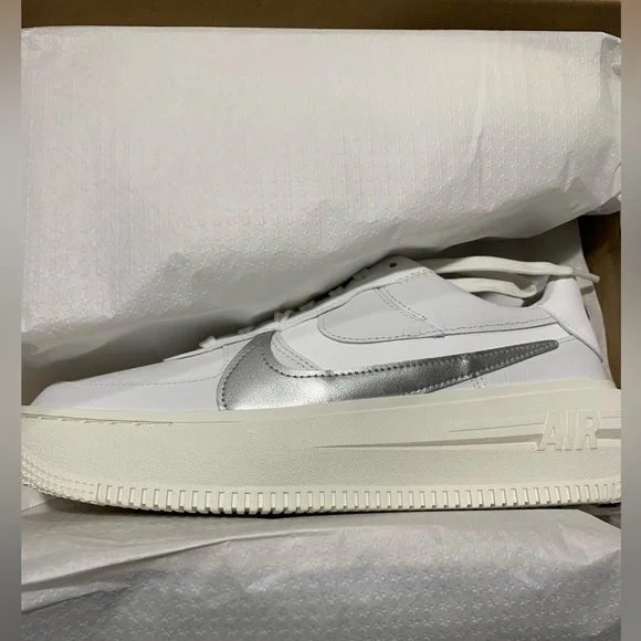 Size 9 - Nike Air Force 1 PLT.AF.ORM White - Picture 3 of 6